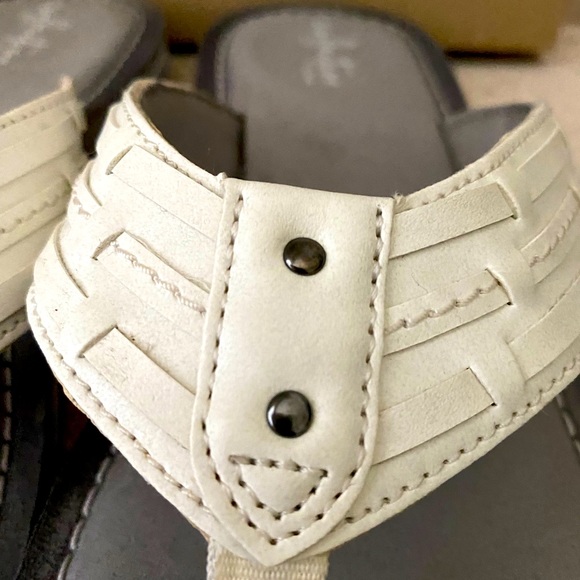 Clarks Fenner Shore White Flat/Thong Sandals - Picture 4 of 5